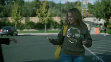 Zadig & Voltaire Green and Gold Foil Sweatshirt usada por Rebecca Brylander (Jessi Case) en Stumptown Temporada 1 Episodio 9