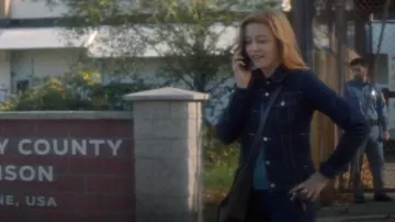 Levi's Blue Classic Trucker Jacket usado por Nancy Drew (Kennedy McMann) en Nancy Drew Temporada 1 Episodio 9