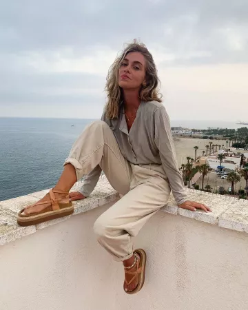 Jack­et With But­tons of Carlota Weber Mazuecos on the Instagram account @carlotaweberm