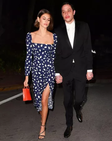 Vestido de cuello cuadrado de manga larga azul y blanco de Kaia Jordan Gerber en la cuenta de Instagram de @whowhatwear