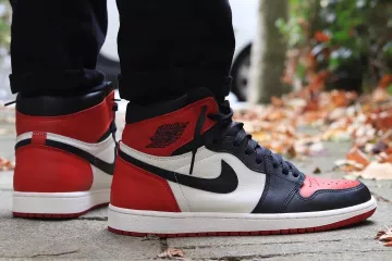 The pair of trainers Nike Jordan 1 Retro High Bred Toe on the account Instagram of @sneakers_loveur