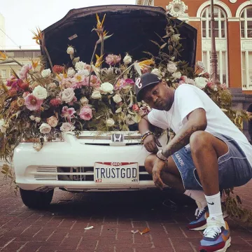 Les sneakers nike blanches, rouges, jaunes et bleues portées par BJ The Chicago Kid sur le compte Instagram de @bjthechicagokid