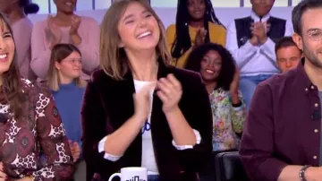 Le tee shirt à message de Camille Dauxert dans Clique le 12.12.2019