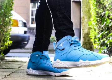 Sneakers Nike Jordan 7 Retro Pantone on the account Instagram of @sneakers_loveur