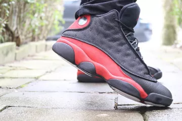 The pair of sneakers, Nike Jordan 13 Retro Bred (2017) on the account Instagram of @sneakers_loveur