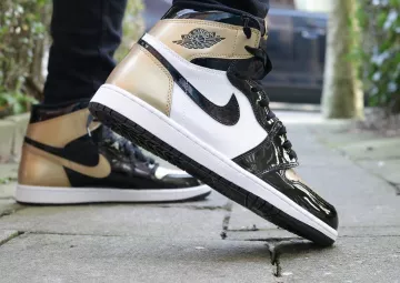 Sneakers Nike Jordan 1 Retro High NRG Patent Gold Toe on the account Instagram of @sneakers_loveur