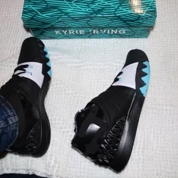 Sneakers Nike Kyrie S1 Hybrid Black on the account Instagram of @sneakers_loveur