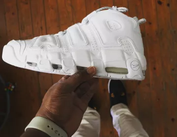 The pair of sneakers Nike Air More Uptempo Triple White on the account Instagram of @sneakers_loveur