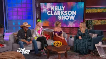 Vestido de plumas de Eva Franco Teal usado por Kelly Clarkson en The Kelly Clarkson Show 12 de diciembre de 2019