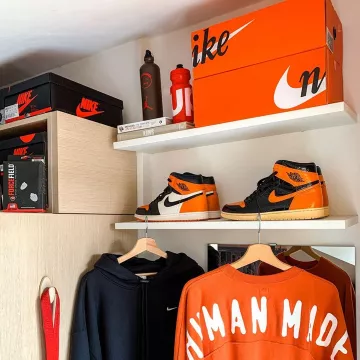 Nike air jordan 1 orange and black worn by health on the account Instagram of @sante 