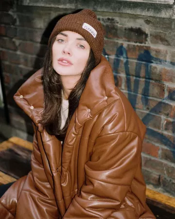 El abrigo de Amy Jackson en la cuenta de Instagram de @iamamyjackson