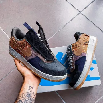 The pair of sneakers Nike Air Force 1 Travis Scott Cactus Jack carried by Anil Brancaleoni on his account Instagram