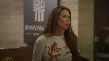 Gucci White Tiger Print Tee usado por LeeAnne Locken en The Real Housewives of Dallas Temporada 4 Episodio 14