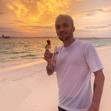 T-shirt blanc porté par Squeezie Sur le compte Instagram de @xsqueezie