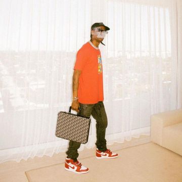 Jordan 1 OG Chicago (1985) de Travis Scott en la cuenta de Instagram de @fitthemall_official