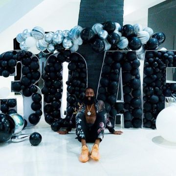 Adidas Yeezy Boost 350 V2 Clay usada por James Harden en la cuenta de Instagram de @jharden13