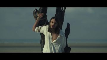 Plaid shirt worn by Lujipeka in her video clip - Ahou 