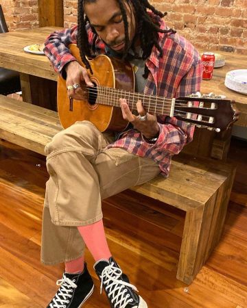 Las zapatillas ascendentes en blanco y negro que usó Erick Arc Elliott en @erickarcelliott