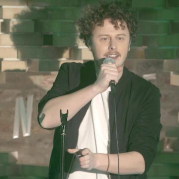 El poste del micrófono de Norman Thavaud en la cuenta de Instagram de @normanthavaud