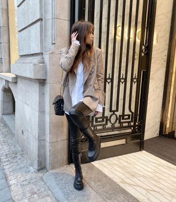 The white shirt of Alison Toby on the account Instagram of @alisontoby