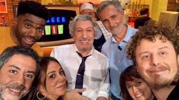 Chemise blanche de Alain Chabat sur le compte Instagram de @normanthavaud dans Burger Quiz