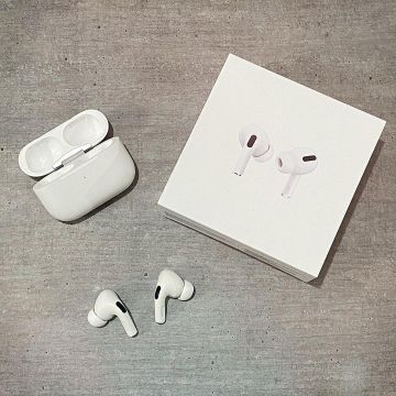 Les écouteurs AirPods pro de Jojol sur son compte Instagram @mrjojol67 