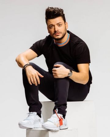 Kev Adams on the account Instagram of @kevadams