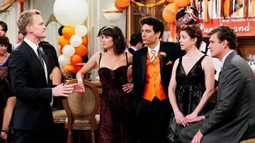 The suit jacket suit orange of Ted Mosby (Josh Radnor) in How I Met Your Mother (S07E01)