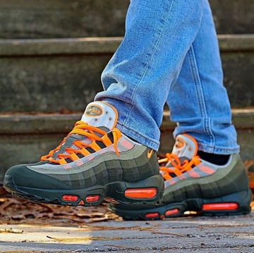 Air Max 95 OG Neutral Olive Total Orange en la cuenta de Instagram de @everythingairmax