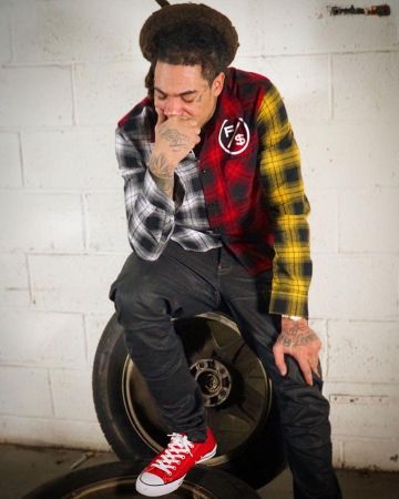 Las zapatillas rojas y blancas que usa Gunplay en la cuenta de Instagram de @itzdonlogan