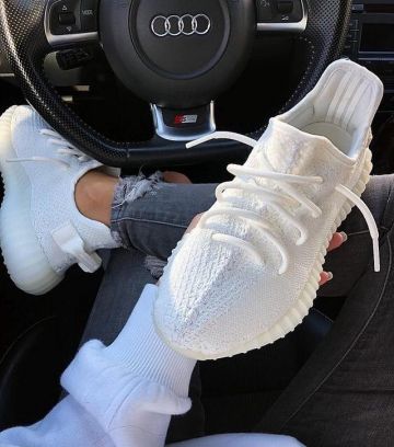 Yeezy crema blanca en la cuenta de Instagram de @streetwearxs