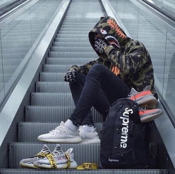 Yeezy crema blanca en la cuenta de Instagram de @streetwearxs