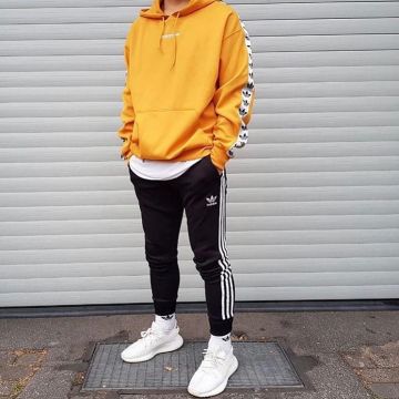 Yeezy crema blanca en la cuenta de Instagram de @streetwearxs