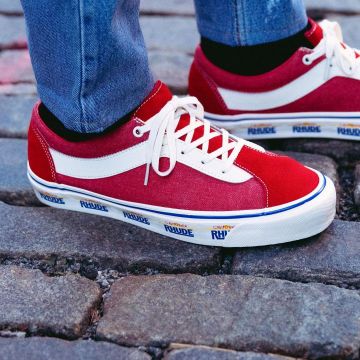 Vans Bold Ni Rhude Red en la cuenta de Instagram de @sneakersnstuff