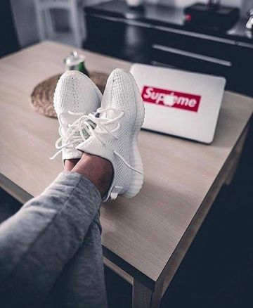 Yeezy crema blanca en la cuenta de Instagram de @streetwearxs