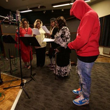 Les sneakers bleues et blanches nike jordan 1 portées par Jermaine Dupri sur le compte Instagram de @jermainedupri