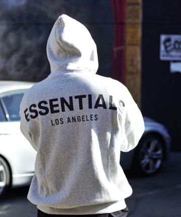 FEAR OF GOD ESSENTIALS Los Angeles 3M Pullover Hoodie Grey sur le compte Instagram de @peigfashion