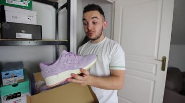 La paire de sneakers ASICS Gel-Lyte III CLOT "Lavender" dans la vidéo ALL MY SNEAKERS : MES 67 PAIRES DE BASKETS ! de Jimmy