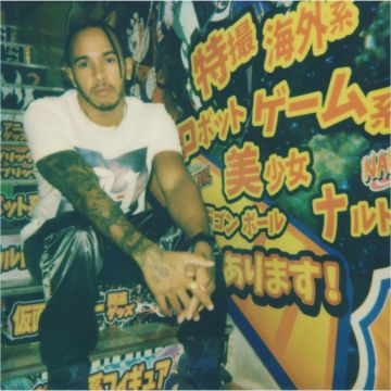 Camiseta de Lewis Hamilton con el logotipo de efecto graduado que usó Lewis Hamilton en su cuenta de Instagram @lewishamilton