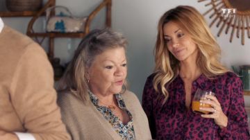 The shirt garnet printed leopard Chloe (Ingrid Chauvin) in Tomorrow belongs to us