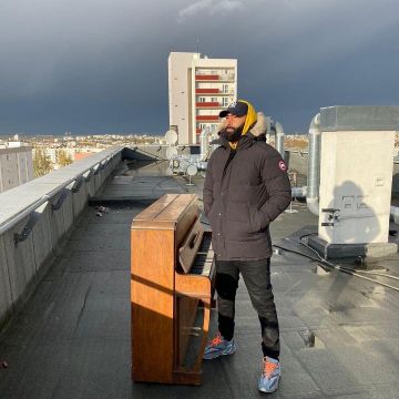 Adidas Yeezy Boost 700 Magnet carried by The Weasel on his account Instagram @lafouine78