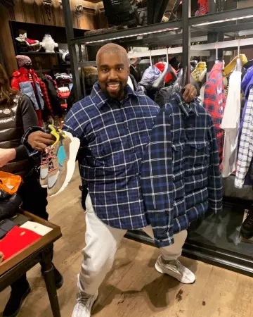 Yeezy 700 static de Kanye West sur le compte Instagram de @kanyewestt_official