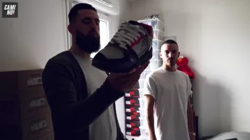 The pair violet coq sportif Jeremy szy in the video IT HAS The APART from WHICH THE WHOLE WORLD DREAMS ! #LSDLV