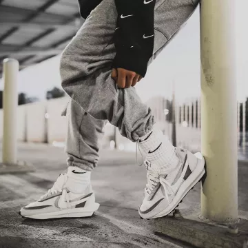 Nike x sacai  de nike.    sur le compte Instagram de @lesitedelasneaker 