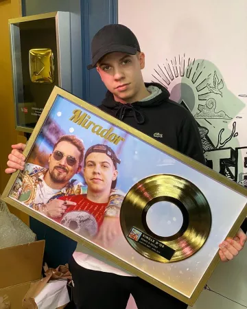 La sudadera con capucha Lacoste que lleva Kezah en la cuenta de Instagram de @kezahprod
