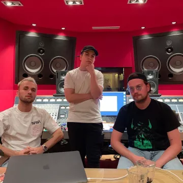 T-shirt de Squeezie sur le compte Instagram de @kezahprod