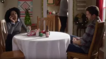 Suéter gris de manga larga (Alexandria Collins) en Second Love at Christmas