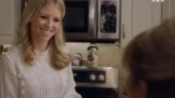 El suéter blanco de Caroline (Katrina Begin) en el segundo Golpe de Foudre à Noël