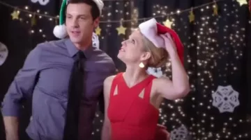 El vestido rojo de Caroline (Katrina Begin) en el Segundo Golpe de Foudre en Navidad
