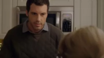 Suéter caqui de Jack (Tilky Jones) en Second Love at Christmas